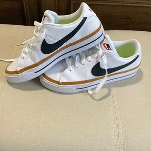 Nike women’s court shoes size 7